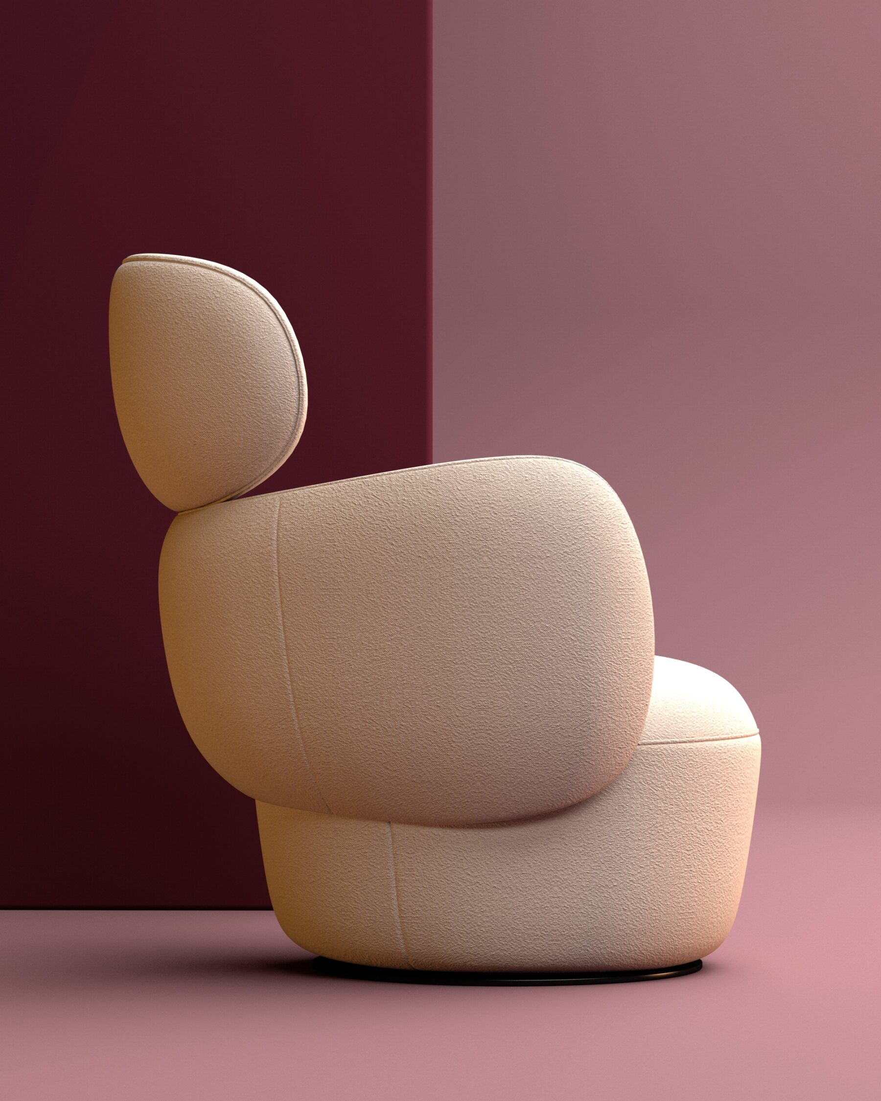 Fauteuil design en tissu beige aux formes arrondies, posé sur un sol rose poudré devant un mur bordeaux, dans une composition minimaliste et élégante.