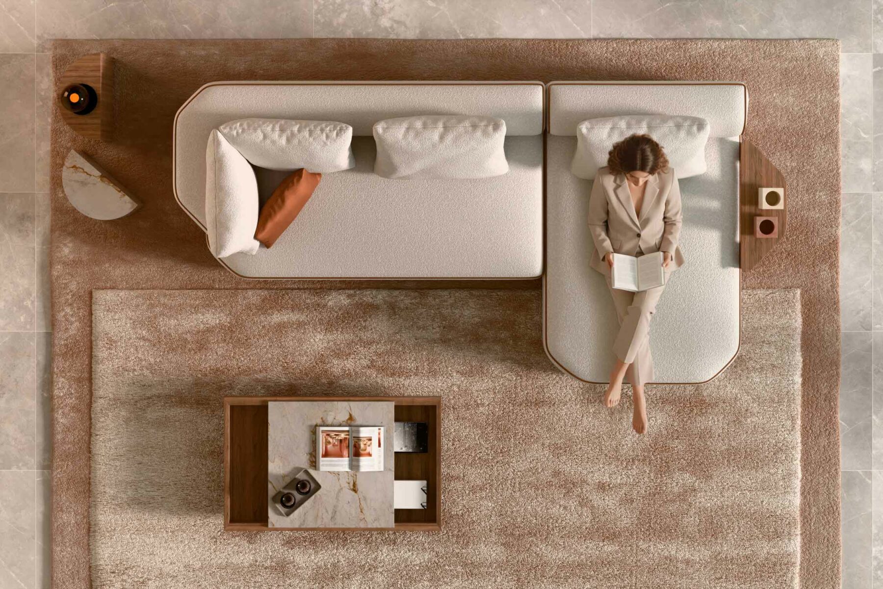 Canapé d’angle contemporain aux lignes arrondies, habillé d’un tissu texturé écru avec finitions en cuir chaud, installé dans un salon moderne aux murs en lames de bois, œuvres abstraites et larges baies vitrées ouvertes sur une terrasse paysagée.