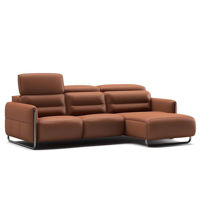 Canapé d’angle contemporain en cuir marron avec piètement en métal noir et appuie-têtes ajustables, design épuré et lignes moelleuses.