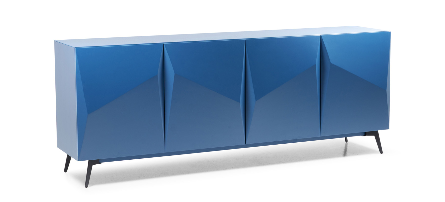 Buffet laqué bleu à quatre portes, présentant des façades sculptées en plis géométriques et reposant sur des pieds fins en métal noir.