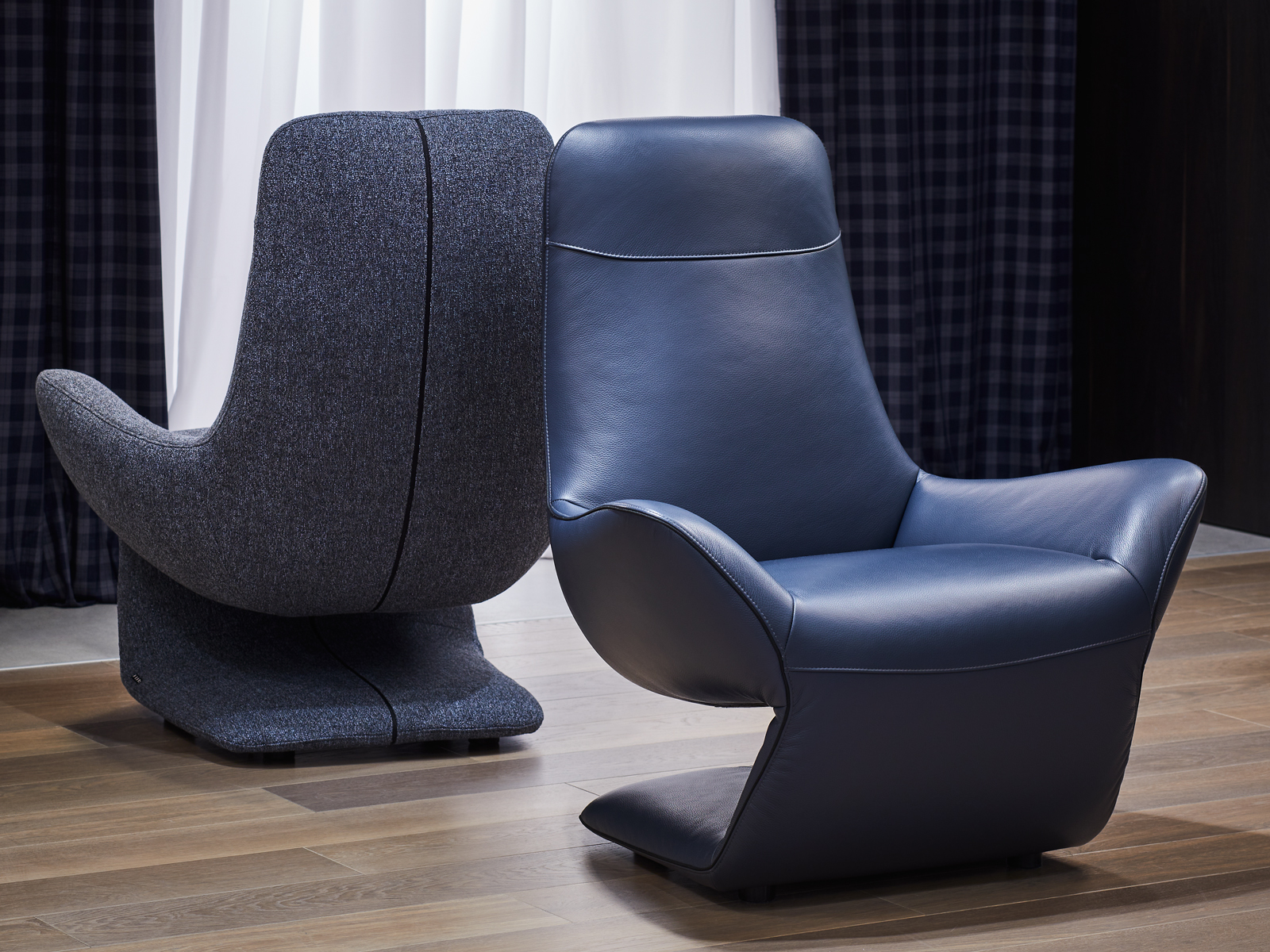 Fauteuil VOCALE en cuir bleu et tissu gris, design sculptural en forme de Z signé Joly Design pour Kler (2018), présenté dans un intérieur contemporain.