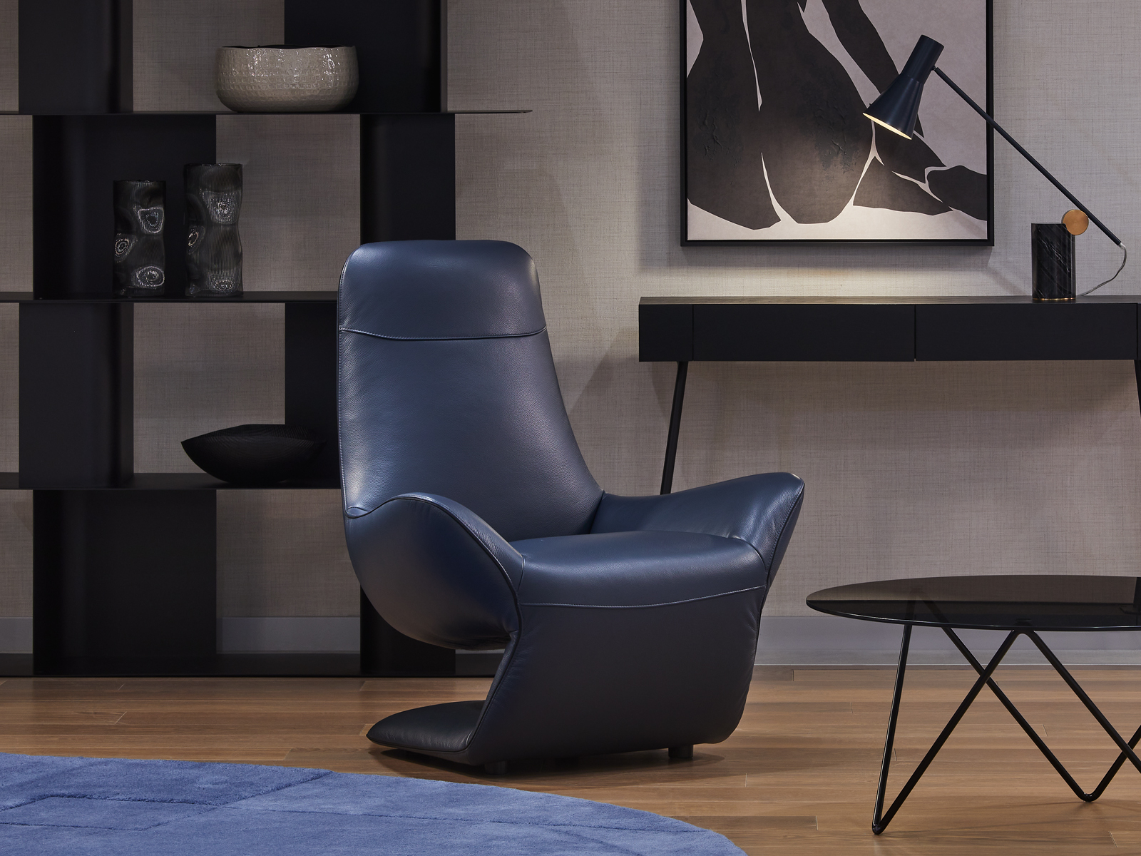 VOCALE armchair in blue leather and grey fabric, sculptural Z-shaped design by Joly Design for Kler (2018), displayed in a contemporary interior.