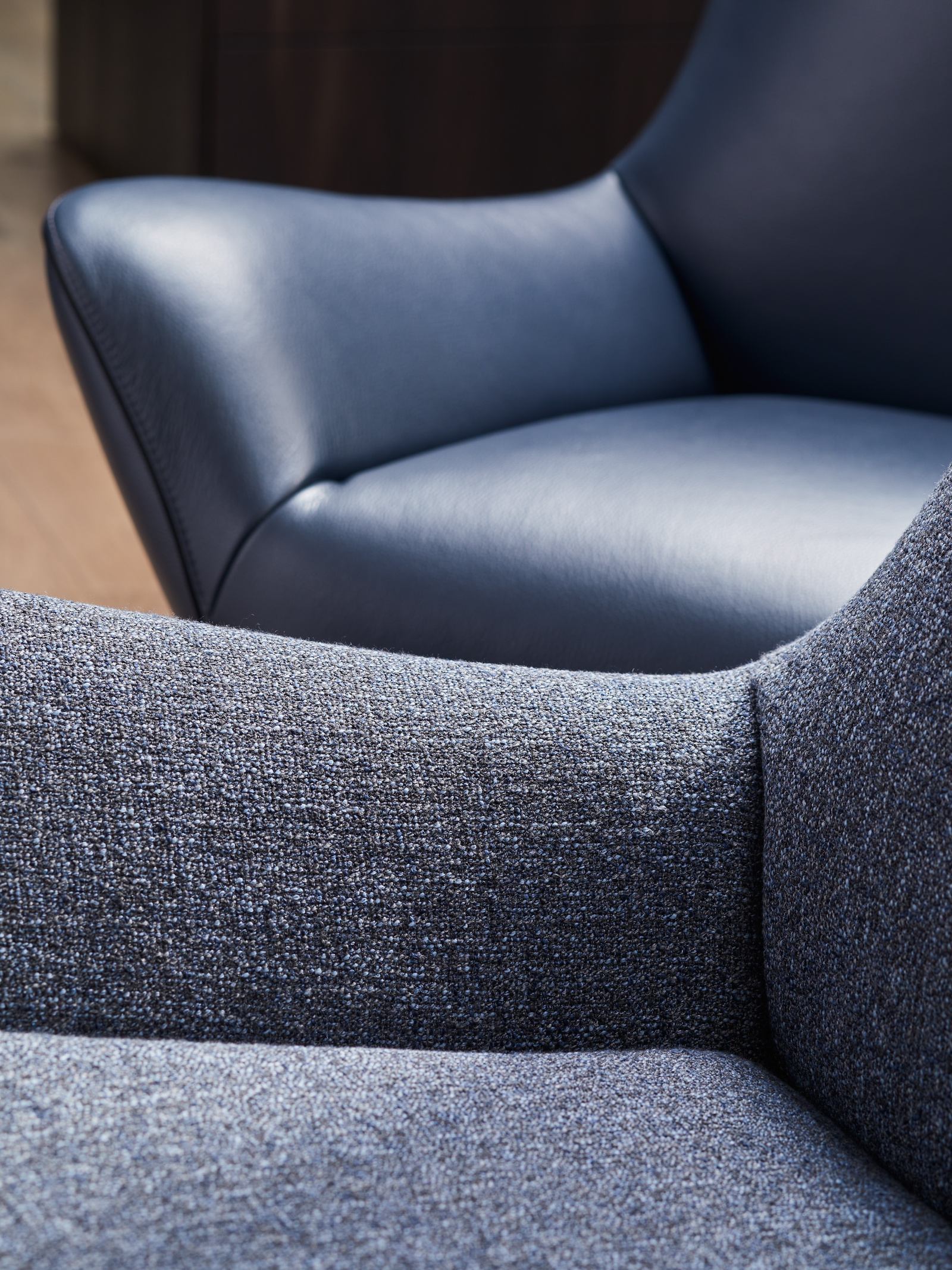 VOCALE armchair in blue leather and grey fabric, sculptural Z-shaped design by Joly Design for Kler (2018), displayed in a contemporary interior.